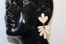 Load image into Gallery viewer, Belle Lady